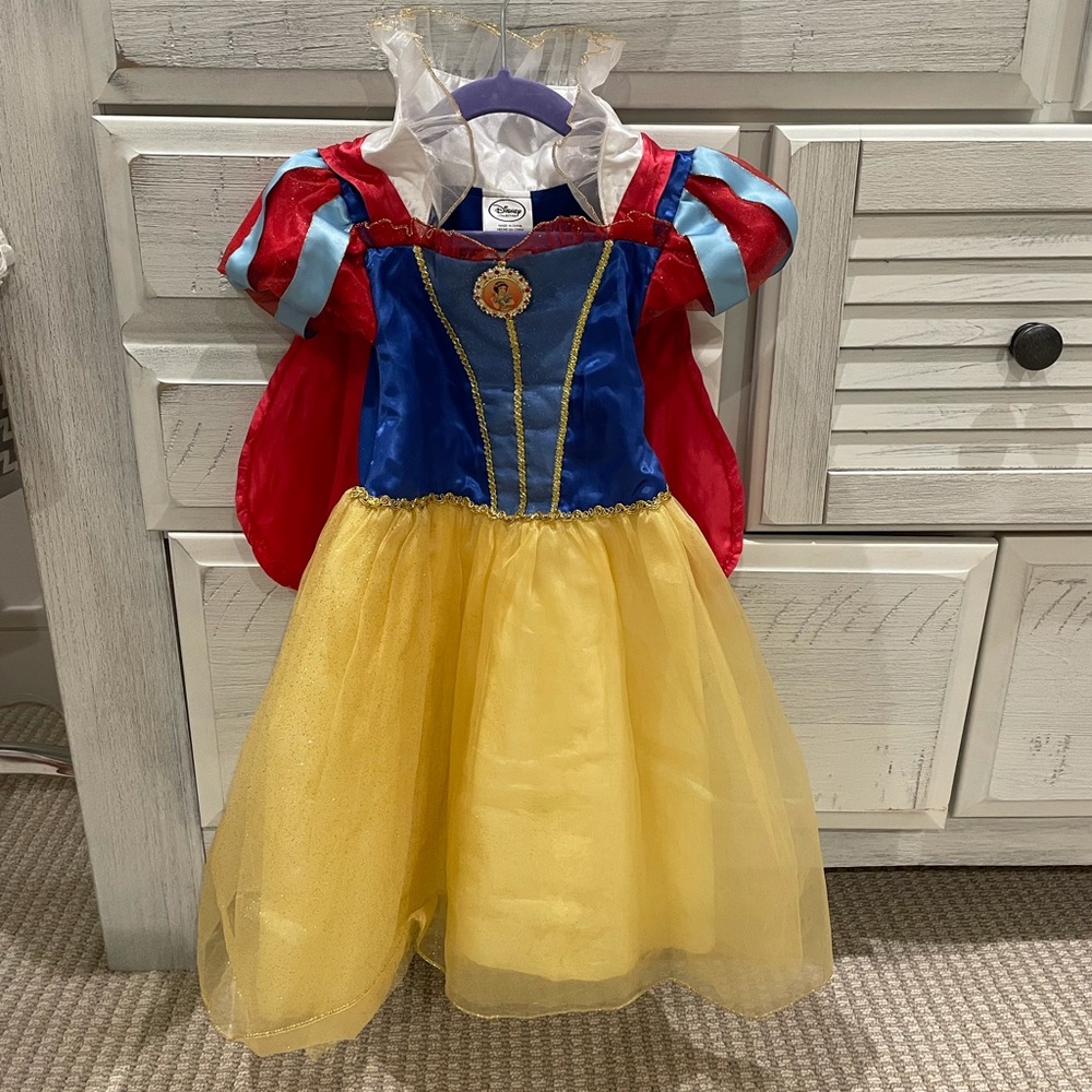 Kids Snow White Halloween costume.